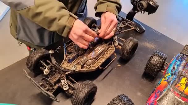 Крупним Планом Чоловік Ремонтує Зелений Радіокерований Іграшковий Автомобіль Після Перегонів — стокове відео