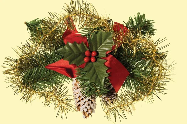 Close Uitzicht Kerstversiering Geïsoleerd Gele Achtergrond Briefkaart Mooie Kerst Achtergronden — Stockfoto