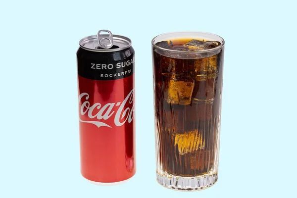 Vue Sur Canette Coca Ouverte Soda Avec Glace Verre Cristal — Photo