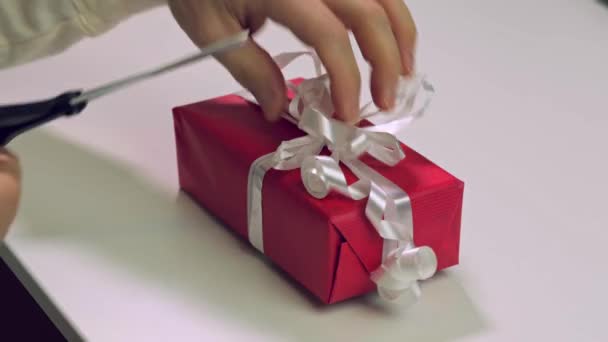 Közelkép Férfi Kicsomagoló Ajándékot Piros Papírba Fehér Szalaggal Ünnepek Karácsonykor — Stock videók