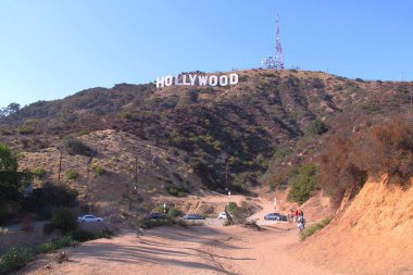 Mavi gökyüzü arka planında Hollywood işareti. Dünyaca ünlü simge. Los Angeles, Kaliforniya. 