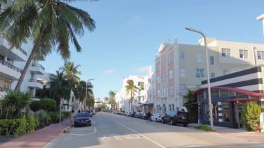 Miami caddesinin manzarası. Mavi gökyüzünde beyaz bulutlarla kaplı renkli binalar. ABD. Miami Güney Sahili. 09.24.2019.