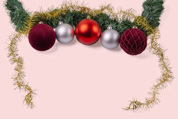 Mooie Kerstballen Decoraties Geïsoleerd Roze Achtergrond Briefkaart Kerstmis Nieuwjaar Vakantie — Stockfoto