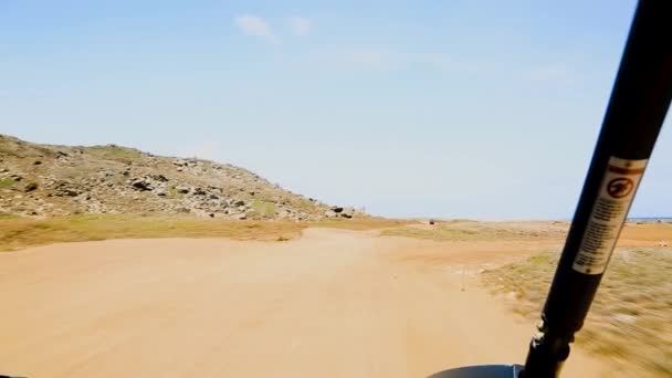 Road Utv Aruba Turu Nanılmaz Taş Çöl Manzarası Mavi Gökyüzü — Stok video