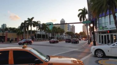 Miami caddesinin manzarası. Mavi gökyüzünde beyaz bulutlarla kaplı renkli binalar. ABD. Miami Güney Sahili. 09.24.2019.