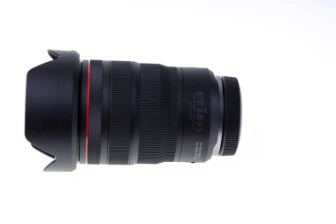 Siyah modern merceğin yakın görüntüsü Canon RF beyaz arkaplanda izole edildi. 11.14.2020. Uppsala. İsveç.