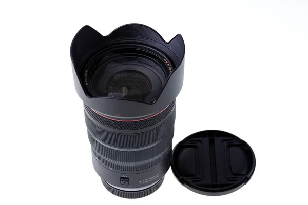 Close View Black Modern Obiektyw Canon Pokrywa Obiektywu Izolowane Białym — Zdjęcie stockowe