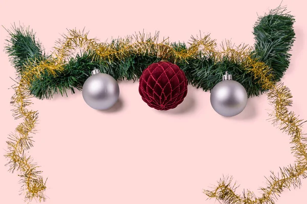 Pembe Arka Planda Izole Edilmiş Güzel Noel Baloları Kartpostal Noel — Stok fotoğraf