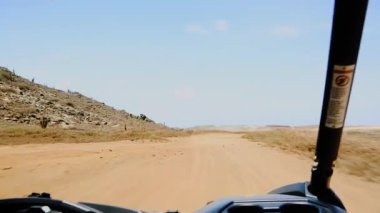 Off-road UTV Aruba turu. Mavi gökyüzü arka planında inanılmaz taş çöl manzarası. Kuzey kıyısı. Aruba 'nın doğal güzelliği.