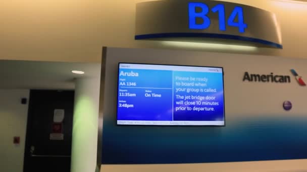 アメリカ航空の情報表示画面の表示を閉じる アルバへのフライト マイアミだ アメリカだ 2019 — ストック動画