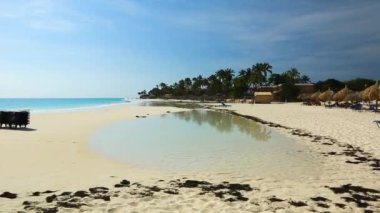 Aruba Adası 'ndaki fırtına üstüne kumsal manzarası. Turkuaz deniz suyu ve mavi gökyüzü. Güzel arkaplan.