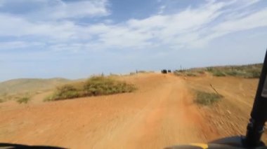 Aruba 'nın doğal güzelliği. Off-road UTV Aruba turu. İnanılmaz taş çöl manzarası ve mavi gökyüzü. Aruba.