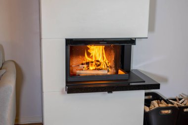 Şöminede yanan odunun güzel manzarası. Güzel arka planlar. 