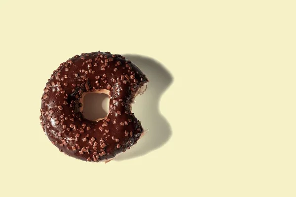 Nahaufnahme Von Gebissenen Schokoladen Donut Auf Gelbem Hintergrund Isoliert Ernährungs — Stockfoto