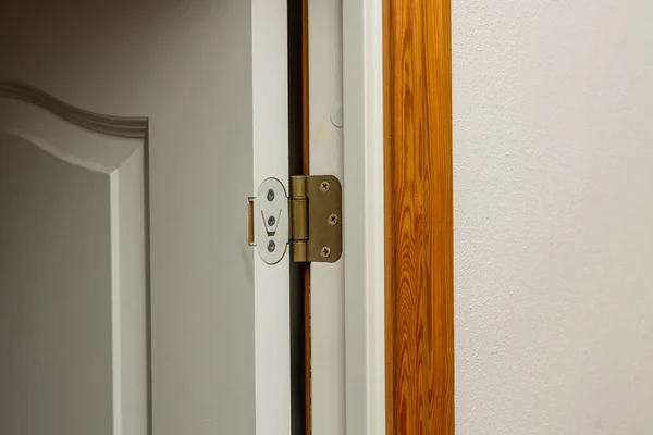 Close up view of open white door with retro gold door hinge. — Stock Image Close View Open White Door Retro Gold Door Hinge Stock Image