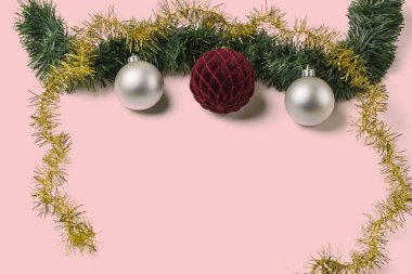 Pembe arka planda izole edilmiş güzel Noel baloları. Kartpostal Noel ve Yeni Yıl tatili kavramı.