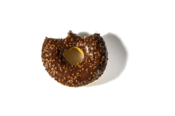 Nahaufnahme Von Gebissenen Schokoladen Donut Auf Weißem Hintergrund Isoliert Ernährungs — Stockfoto