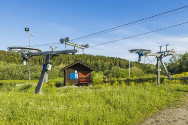 Yaz günü manzara çok güzel. Cableway inşaat slalom kayak kaldırma tepe tepe üzerinde mavi gökyüzü arka planı. İsveç.