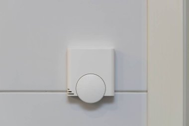 Sıcak zeminin beyaz kontrolünün yakın görüntüsü. Elektrik teknolojileri kavramı.