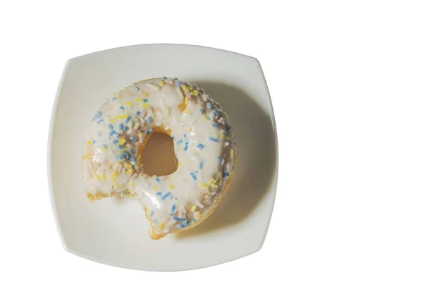 在白色背景下隔离的白盘上 近距离观察被咬的甜甜圈 粮食和健康概念 — 图库照片