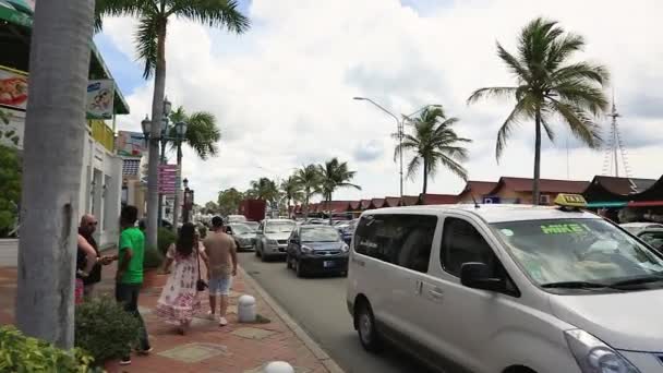 Prachtig Uitzicht Het Stadslandschap Strak Verkeer Rond Het Winkelcentrum Tropische — Stockvideo