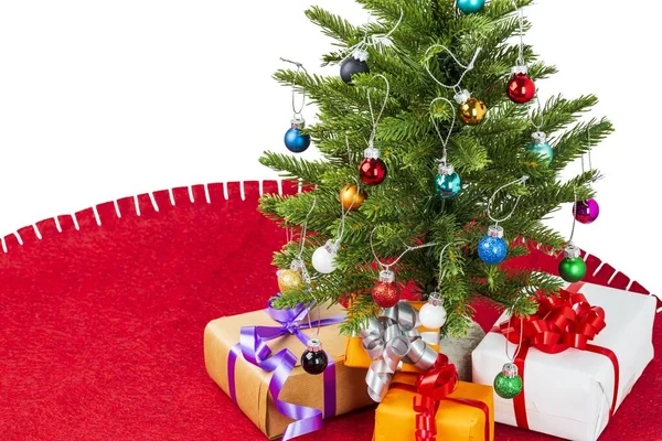 Vista Cerca Los Regalos Bajo Árbol Navidad Decorado Aislado Sobre —  Fotos de Stock