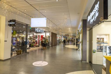 Noel dekore edilmiş alışveriş merkezinin güzel iç manzarası. Avrupa. İsveç. Uppsala. 12.07.2020.