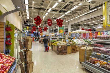 Meşhur İsveç ICA süpermarketinin Noel dekore edilmiş iç manzarasını kapatın. Ticaret zinciri. İsveç. Uppsala. 12.07.2020.