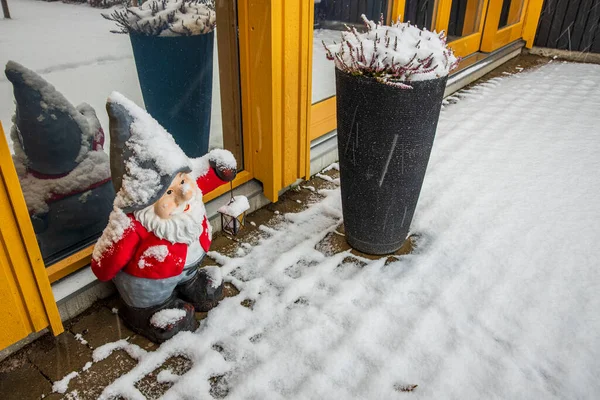 Simpatico Gnomo Figura Piedi Vicino Una Porta Ingresso Natale Svezia — Foto Stock