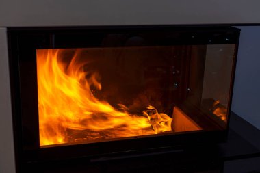 Şöminede yanan odunun güzel manzarası. Güzel arka planlar. 