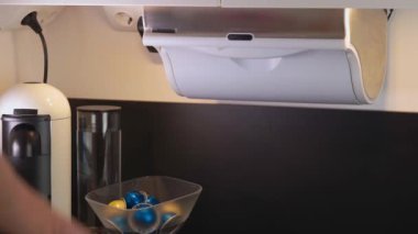 Kullanımda olan elektrikli ev kağıdı dağıtıcısının görünümünü kapat.  