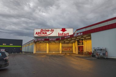 Meşhur Bauhaus ticaret zincirinin logo tahtasındaki sürüş manzarasını kapat. İsveç. Uppsala.