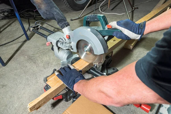 Vue Rapprochée Homme Travaillant Sur Une Scie Circulaire Technologie Concept — Photo