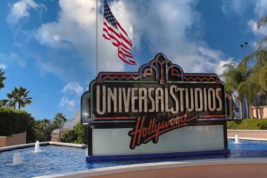 Universal Stüdyoları logosu mavi çeşme suyuyla çevrili. Güzel arka planlar. ABD. Los Angeles. 