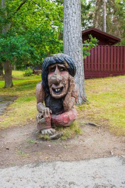 Açık hava parkındaki ahşap figürün yakın görüntüsü. Turizm ve seyahat kavramı.