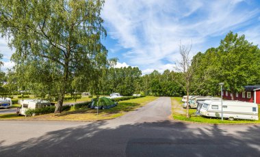 Güzel bir yaz gününde güzel bir kamp yeri manzarası. Aby. İsveç.