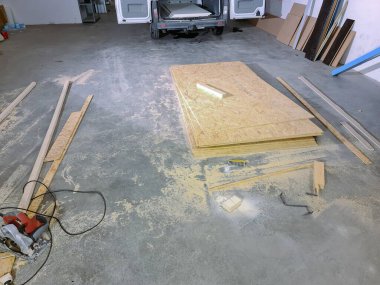 İş yerindeki dağınıklık manzarası. Yeniden yapılanma kavramı arka planı