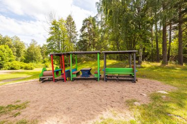 Güzel manzara manzarası. Çevresinde güzel doğa olan modern oyun alanı. İsveç. Avrupa.