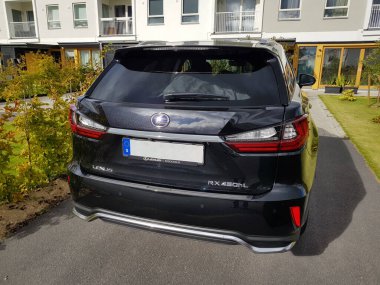 Lexus RX siyah araba modelinin güzel arka manzarası. Uppsala. İsveç. 10.25.2020.