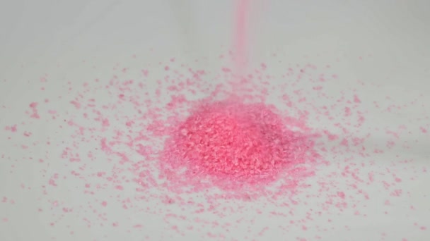 Schöne Ansicht Des Gießens Badesalz Von Rosa Farbe Schöne Bunte — Stockvideo