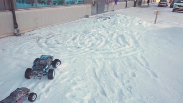 겨울에 트랙에서 차량의 어린이와 성인의 장난감 — 비디오