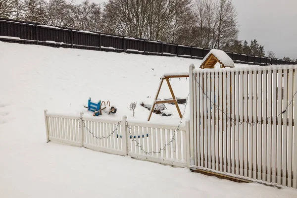 タウンハウスの雪の裏庭の美しい景色 冬の背景 スウェーデン — ストック写真