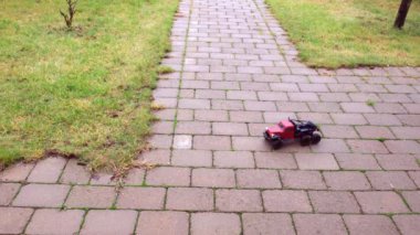 Çimenlikteki model arabanın güzel manzarası. Boş zaman Çocuklar ve yetişkinler konsepti