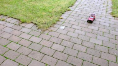 Çimenlikteki model arabanın güzel manzarası. Boş zaman Çocuklar ve yetişkinler konsepti.