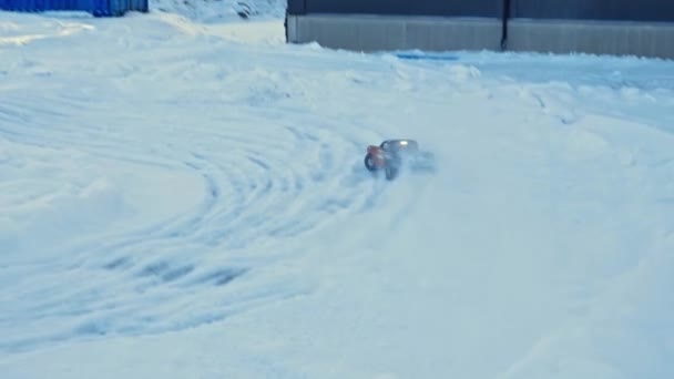 Kışın Açık Hava Yarış Pistinde Uzaktan Kumandalı Model Araba Görüntüsü — Stok video