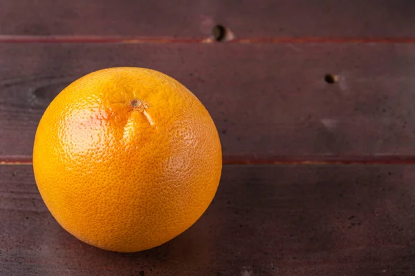 Detailní Pohled Grapefruity Izolované Dřevěném Pozadí Zdravé Stravování Koncepce Potravin — Stock fotografie