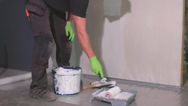 Vue Rapprochée Travailleur Masculin Effectuant Des Travaux Peinture Concept Construction — Video