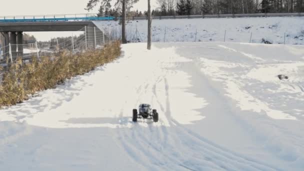 Widok Radiowo Sterowanego Modelu Samochodu Torze Wyścigowym Zewnątrz Zimie Czas — Wideo stockowe