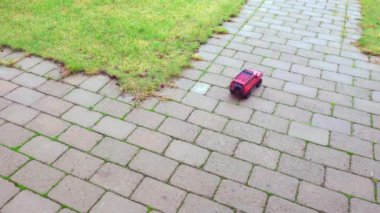 Kışın açık hava yarış pistinde uzaktan kumandalı model araba görüntüsü. Boş zaman. Çocuklar ve yetişkinler konsepti. Hobi olarak. Oyuncaklar. Yavaş çekim.  