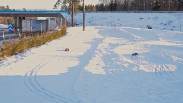 Blick Auf Ferngesteuerte Modellautos Auf Der Outdoor Rennstrecke Winter Freizeit — Stockvideo